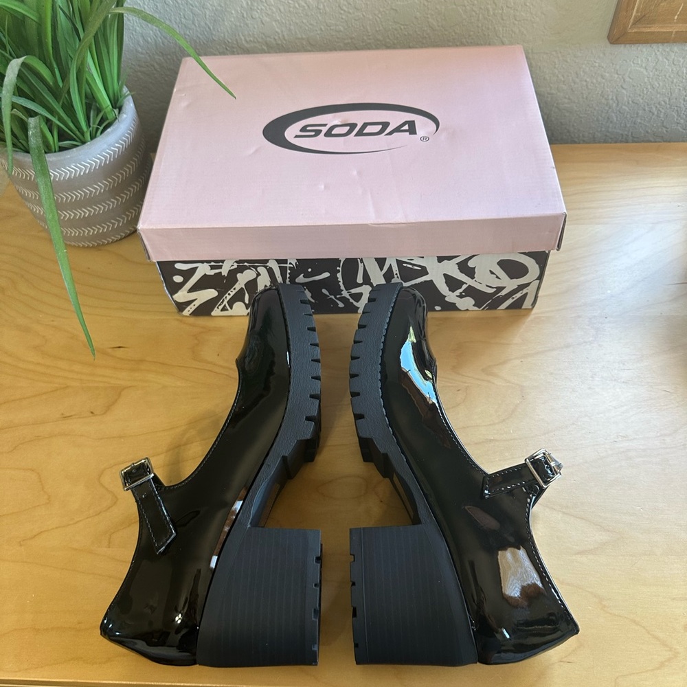 Black Patent Leather Mary Jane Shoes - Picture 5 of 5